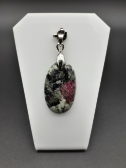 Pendentif eudialyte