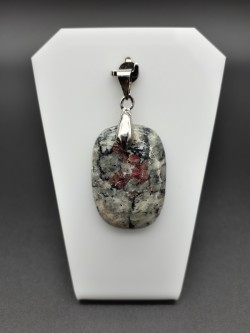 Pendentif eudialyte