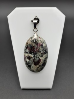 Pendentif eudialyte