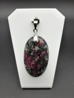 Pendentif eudialyte