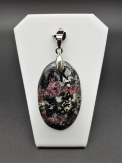 Pendentif eudialyte