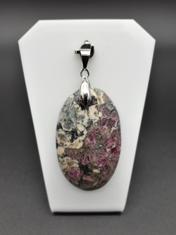 Pendentif eudialyte