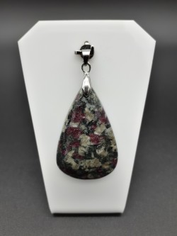 Pendentif eudialyte