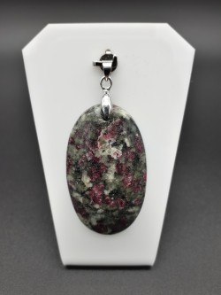 Pendentif eudialyte