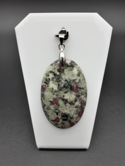 Pendentif eudialyte