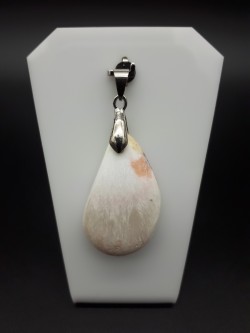 Pendentif scolecite