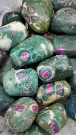 Rubis sur fuchsite