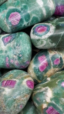 Rubis sur fuchsite