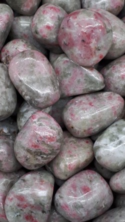 Thulite sur feldspath