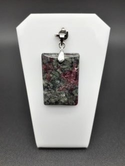 Pendentif eudialyte