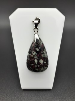 Pendentif eudialyte