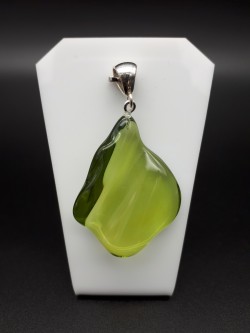 Pendentif ambre vert