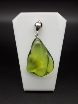 Pendentif ambre vert