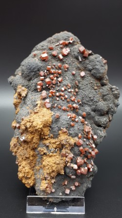 Vanadinite sur hématite