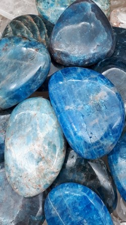 Galet plat apatite bleue