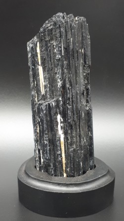 Tourmaline noire sur socle