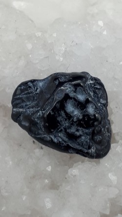 Spinelle noire brute