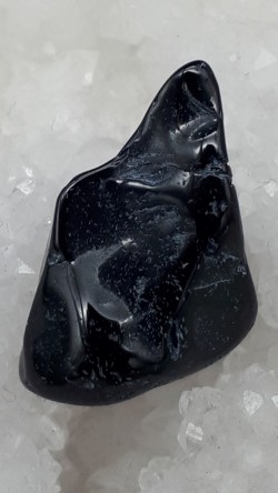 Spinelle noire brute