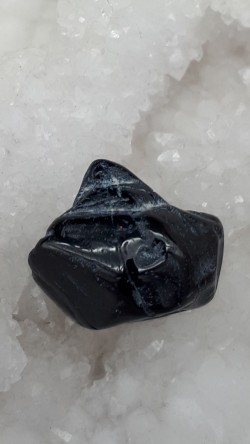 Spinelle noire brute