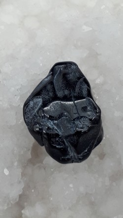 Spinelle noire brute