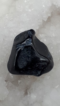 Spinelle noire brute