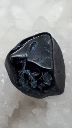 Spinelle noire brute