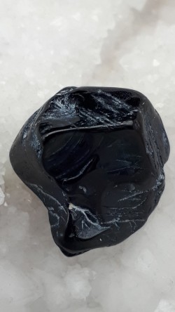 Spinelle noire brute