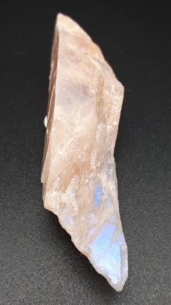 Pierre de lune rose brute