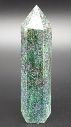 Pointe rubis sur fuchsite