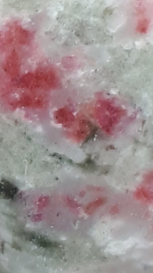 Thulite sur feldspath